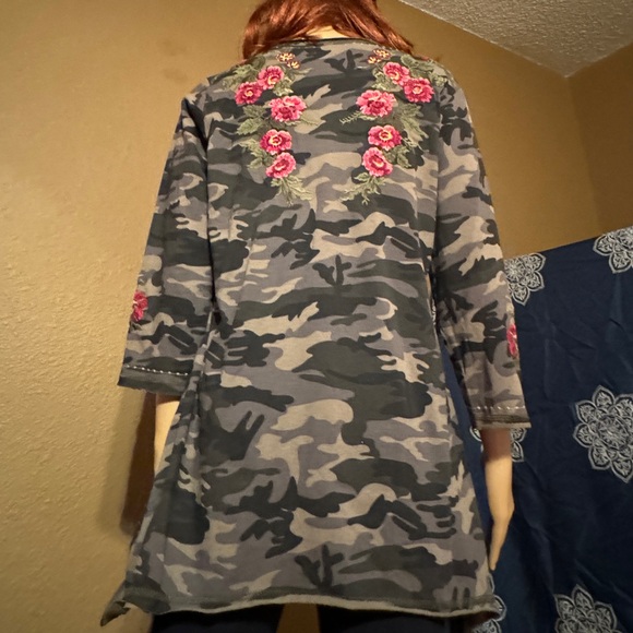 New PAPARAZZI Camo Embroidered  light  sweater Top - Picture 4 of 10